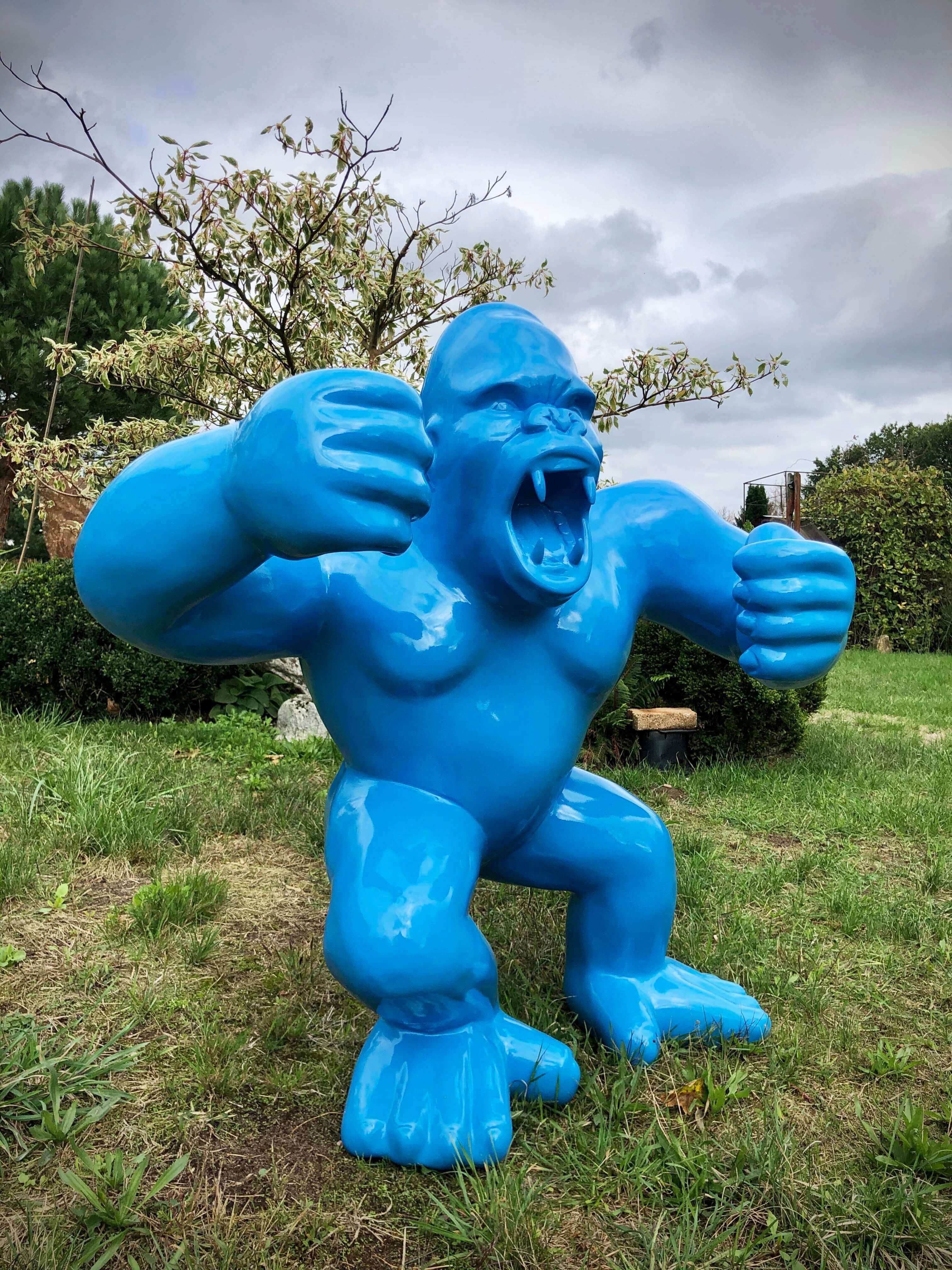 Kong, le gorille XXL furieux couleur bleu clair en résine
